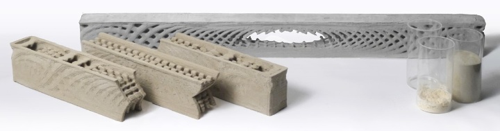 Leichtbau im Bauwesen – Strukturoptimierter Einfeldträger (mittig) aus Sandschalungssegmenten (links) und deren Rohmaterialien Sand, Wasser, Dextrin (rechts) 