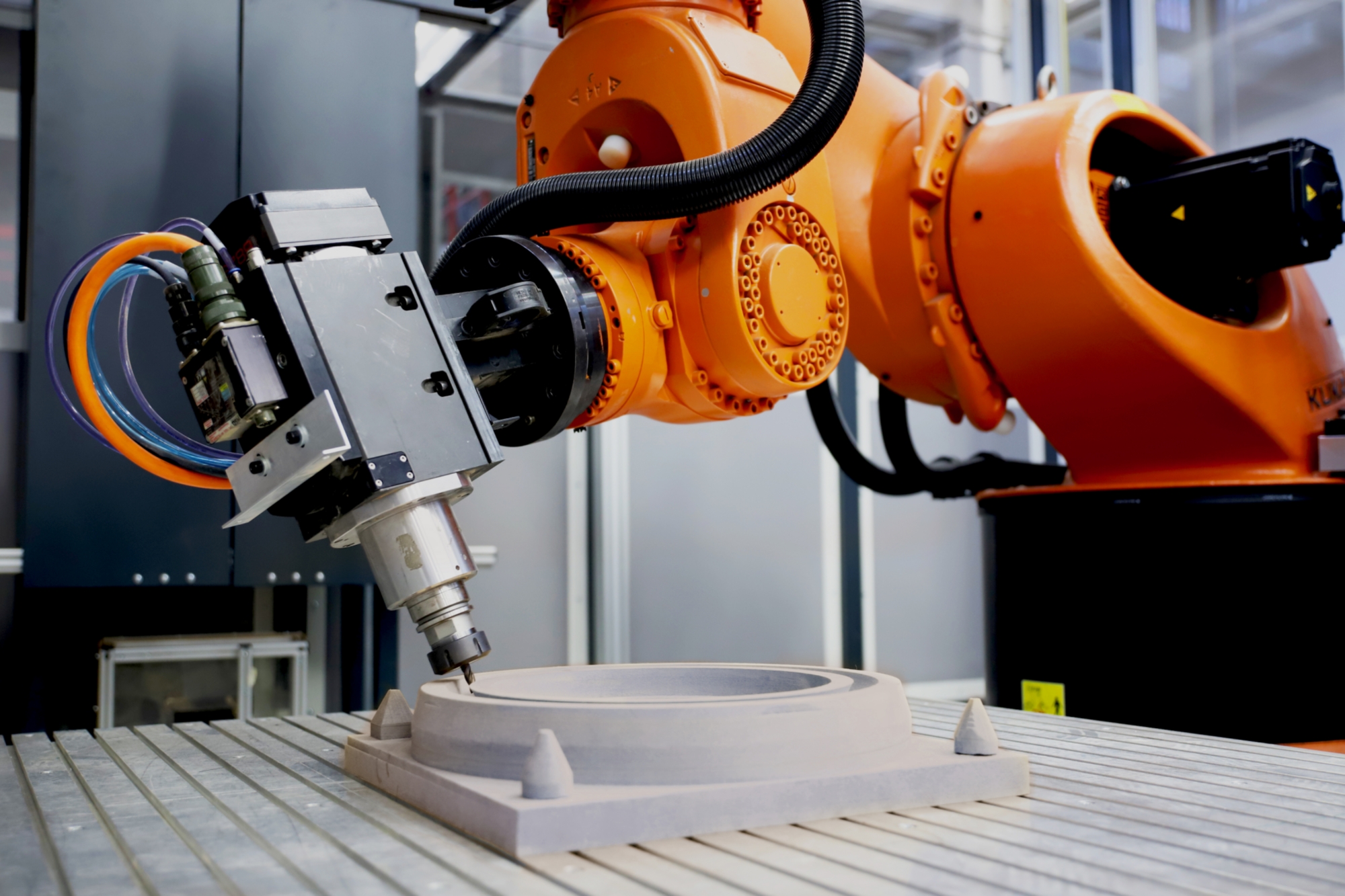 Kostengünstige Roboter statt teure Werkzeugmaschinen