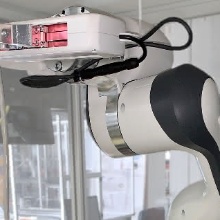 Im Praxistest kann der Roboterarm die Objektdynamik des transportierten Kabels durch ein vorausberechnetes Modell exakt ausregeln.