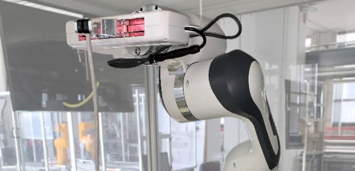 Im Praxistest kann der Roboterarm die Objektdynamik des transportierten Kabels durch ein vorausberechnetes Modell exakt ausregeln. 