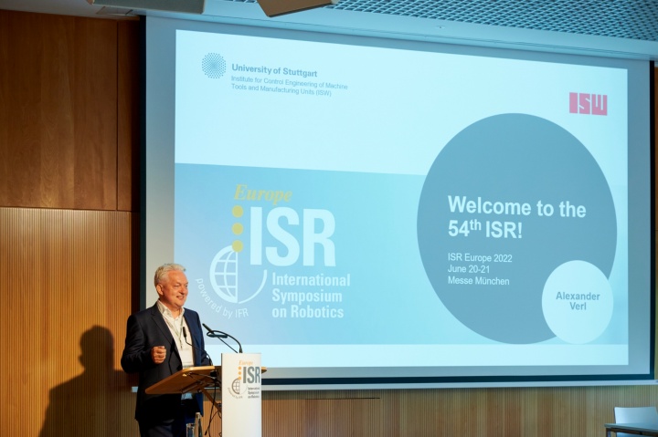 ABB.1: Der Conference Chair, Prof. Alexander Verl, eröffnet die ISR Konferenz. 